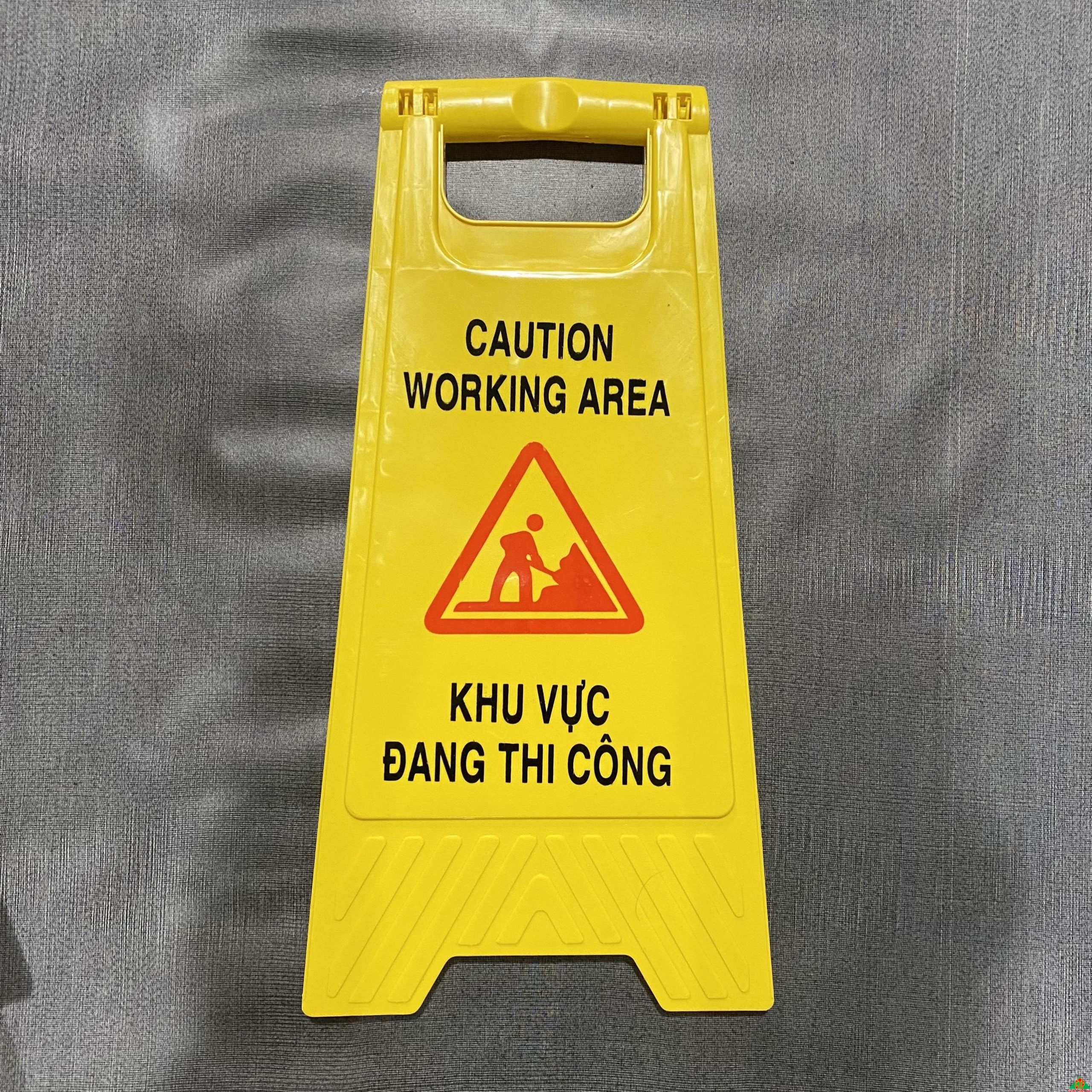 Dán cảnh báo thi công